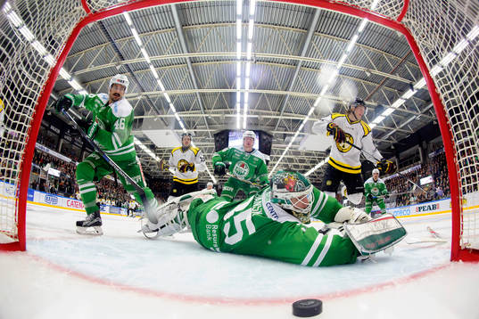 Brynäs Oskar Lindblom (h) gör 0-3  bakom Rögles målvakt