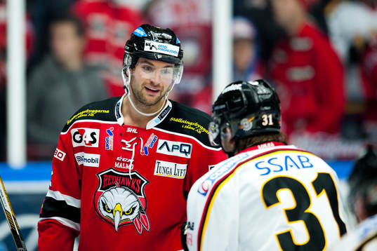 Malmö Redhawks T.J. Galiardi diskuterar med Luleås