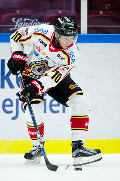 Luleås Toni Rajala stoppar pucken med skridskor