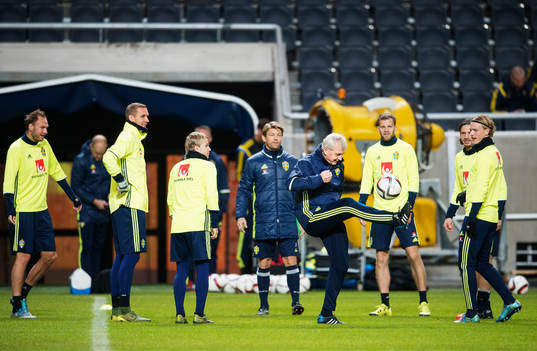 Landslagschef Lars Richt bollar med spelare