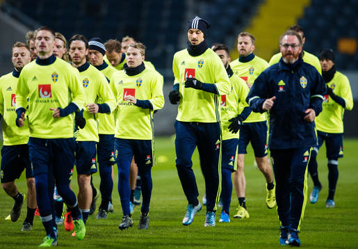 Oscar Lewicki och Zlatan Ibrahimovic värmer upp med