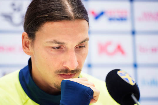 Zlatan Ibrahimovic hostar på en presskonferens