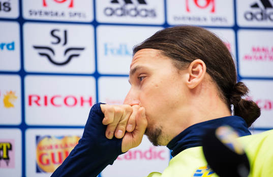 Zlatan Ibrahimovic hostar på en presskonferens