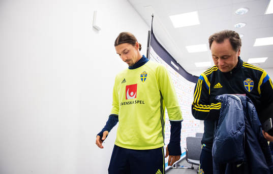 Zlatan Ibrahimovic och presschef Niklas Bodell på en