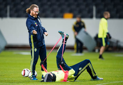 Richard Dahan, sjukgymnast, hjälper Zlatan Ibrahimovic att