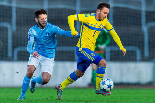 Sveriges Muamer Tankovic jagas av Malmös Erdal Rakip