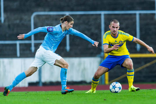 Sveriges Sebastian Starke Hedlund jagas av Malmös Pawel