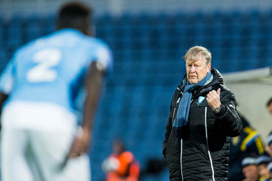 Malmös tränare Åge Hareide vinkar åt Pa Konate att han