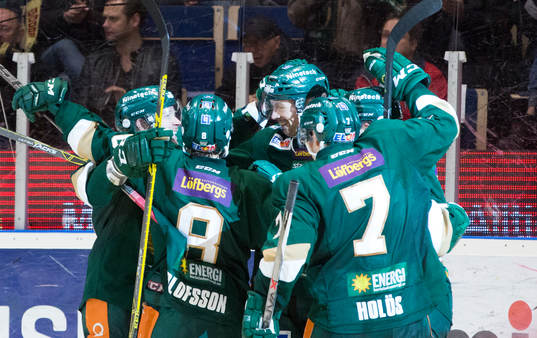 Färjestads Rickard Wallin firar mål 3-3-under