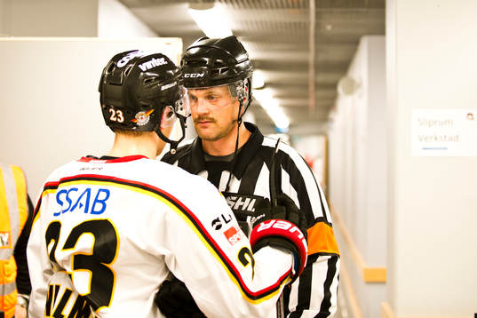 Domare i diskussion med Luleås Christopher Mastomäki
