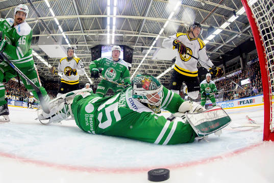 Brynäs Oskar Lindblom (h) gör 0-3  bakom Rögles målvakt