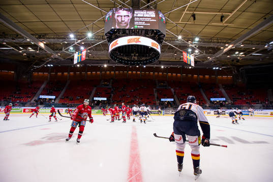 Lagen värmer upp innan en ishockeymatch i SHL mellan