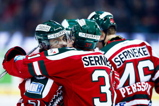 Frölundas Nicklas Lasu firar