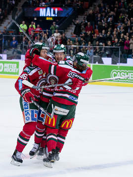 Frölundas Nicklas Lasu jublar ihop med Christoffer Persson