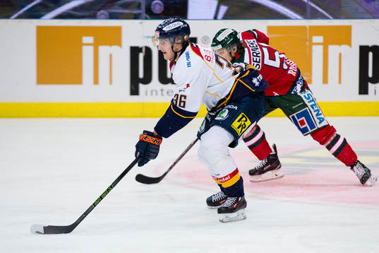 Djurgårdens Philip Holm före Frölundas Mats Rosseli Olsen