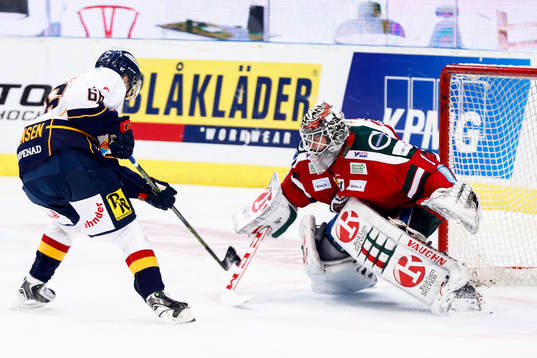 Frölundas målvakt Lars Johansson räddar en straff från