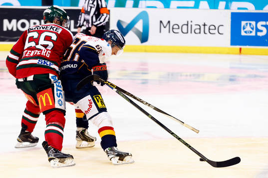 Frölundas Oscar Fantenberg håller fast Djurgårdens