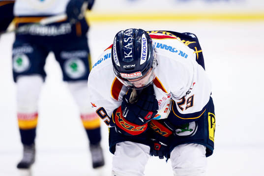 Djurgårdens Matt Anderson fick pucken rakt i ansiktet