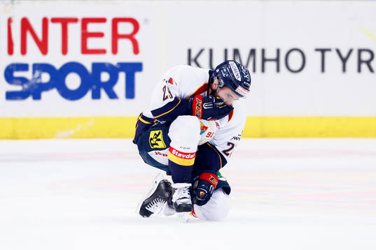 Djurgårdens Matt Anderson fick pucken rakt i ansiktet