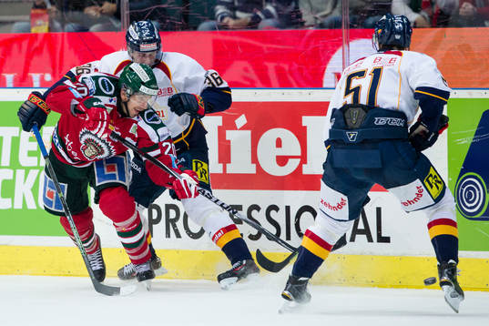 Frölundas Joel Lundqvist i kamp om pucken med Djurgårdens