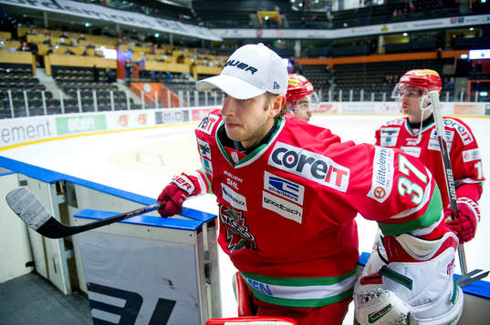 Modos målvakt Adam Reideborn deppar