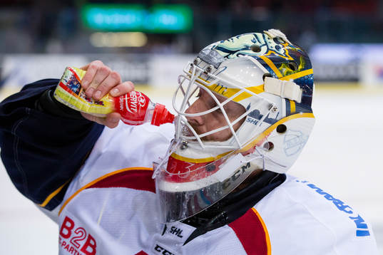 Djurgårdens målvakt Mikael Tellqvist dricker vatten