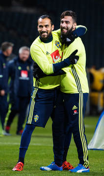 Erkan Zengin och Jimmy Durmaz kramar om varandra