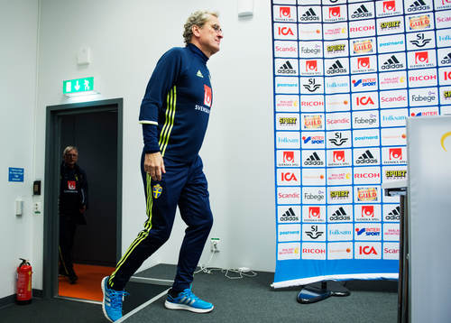 Förbundskapten Erik Hamrén på väg in till Sveriges