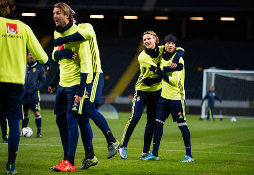 Oscar Hiljemark och Martin Olsson kramar om varandra