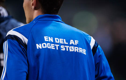 Texten "En del av något större" står skrivet på
