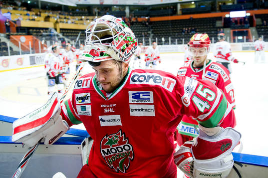 Modos målvakt Jonatan Bjurö deppar