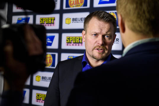 Luleås huvudtränare Joakim Fagervall blir intervjuad av C