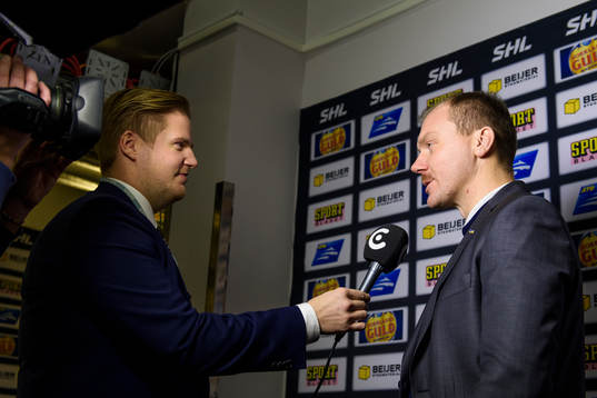 s huvudtränare Johan Lindbom blir intervjuad av C More