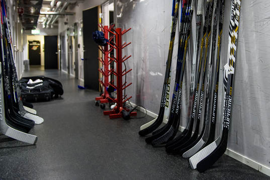 s ishockeyklubbor står redo i spelar korridoren innan