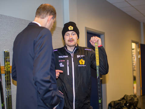 Skellefteås Mattias Ritola samtalar med Cmores Lars