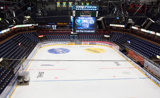 Vy över isen i Löfbergs Arena