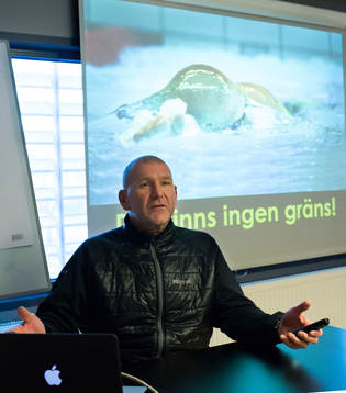 Simmaren Anders Olsson föreläser i arenan