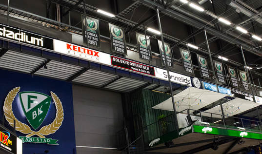 Svenska mästareskyltar hänger i arenan