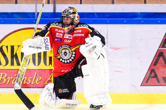 Luleås målvakt Daniel Larsson på uppvärmningen