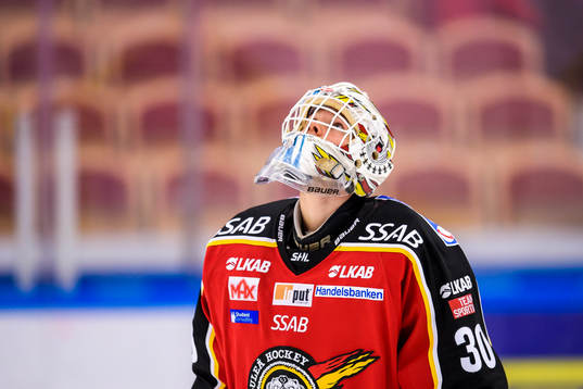 Luleås målvakt Filip Gustafsson på uppvärmningen