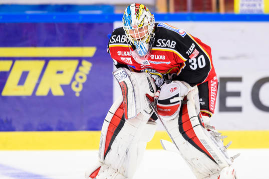 Luleås målvakt Filip Gustafsson på uppvärmningen