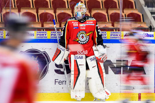 Luleås målvakt Filip Gustafsson på uppvärmningen