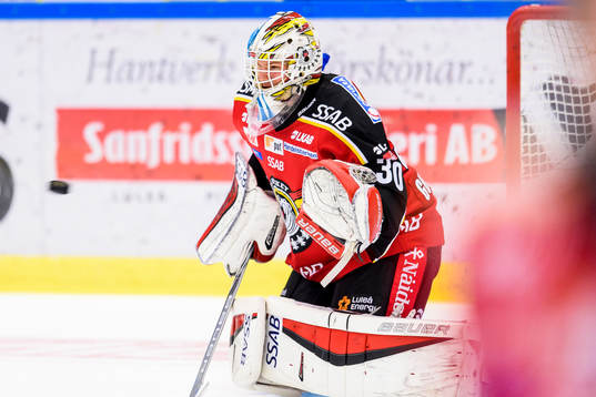 Luleås målvakt Filip Gustafsson på uppvärmningen