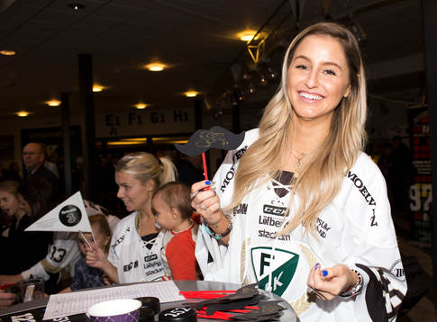 I entrén i Löfbergs Arena säljs det Movembermustascher