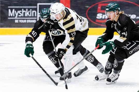 Färjestads Niclas Arell och Rasmus Asplund i en kamp mot