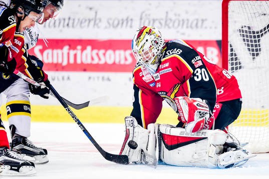 Luleås målvakt Filip Gustafsson räddar skott