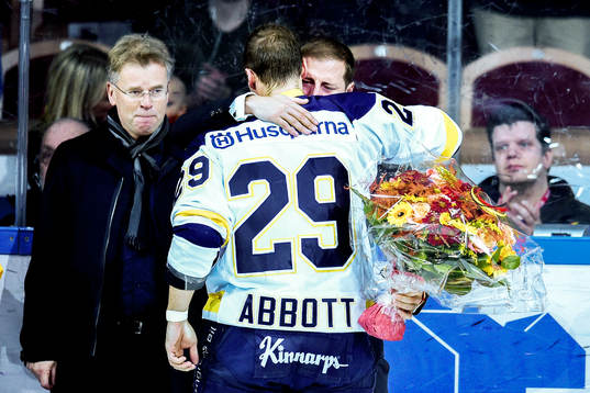 s Chris Abbott kramar om sin bror Cam Abbott som avtackas