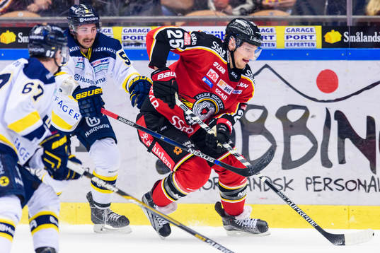 Luleås Anton Hedman med pucken