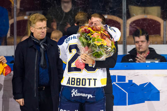 s Chris Abbott kramar om sin bror Cam Abbott vid Cams