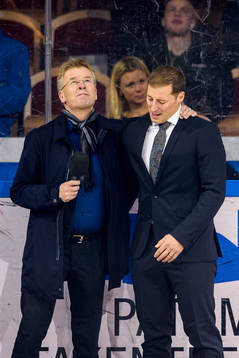 Luleås Sportchef Lars Bergström håller om Cam Abbott vid